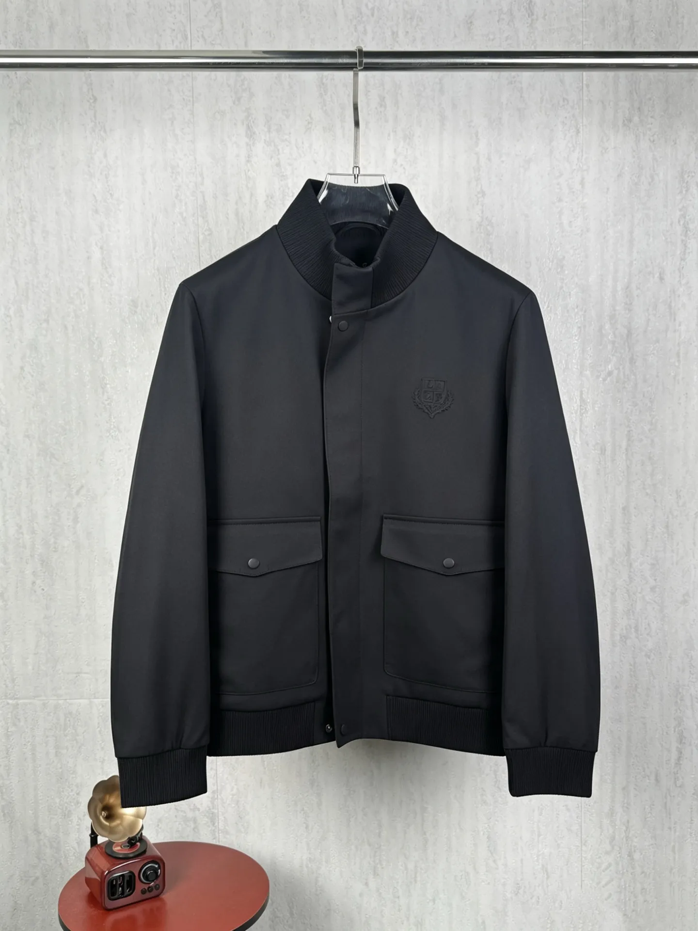 ! (Special version shipped next day) ❗️❗️❗️ LP LORO PIANA #6079 stand collar flocked work jacket The brand's exclusive ultra-fine velvety blended fabric is selected, with a fine suede matte matte texture. The fabric has been stain-resistant and pre-shrunk, and feels soft and not stiff. The high-density weave takes into account both stiff muscles and breathable properties. The dark and light color system has one coloring standard, no color difference or whitening defects. It is suitable for both spring and autumn single wear and winter inner wear, taking into account the casual and relaxed feeling and light luxury texture‼ ️ Customized metal double-headed zipper on the placket, with double-layer overlocking of the same fabric as the zipper, which can be opened and closed repeatedly without blocking the fabric; double-flap patch pockets on the chest, with built-in embossed LP shield-shaped wheat ears logo embossed on the bag flap, and the three-dimensional embossing is evenly deep and does not collapse; the cuffs are engraved with bright Lp Silver round metal buckle, buttonholes are reinforced with double-layer overlocking, and the brand's handwritten logo is finely embroidered on the hem of the cuffs. The lines are delicate and not off-line. The hidden pockets on both sides are fully closed, and the bag mouth is densely reinforced with no exposed hard seams to rub against the skin. ◽The entire body is precision overlocked and stitched throughout the entire body🔍 The shoulder seams, side seams, armholes, hems, and bag flap edges are all reinforced with double-strand stitching Lapel suede-feel work jacket, ultra-fine suede blended fabric + bag flap embossed embossing + cuff precision embroidery triple process makes the production more difficult. The cutting loss of suede fabric is much higher than that of ordinary woven fabrics. Six-color batch color control quality inspection, double routing inside and outside, and multiple inspections of hardware embroidery , if the imprint is blurred, the embroidery is skipped or the cut pieces are misplaced, the whole piece is scrapped. It is an intuitive reflection of the hard-core quality of Italian light luxury commuter jackets. Men who prefer soft matte textures and low-key simple outfits can distinguish the huge gap between ordinary work jackets at a glance. Color: Wine Red, Apricot Black Gray Size: 48 50 52 54 56